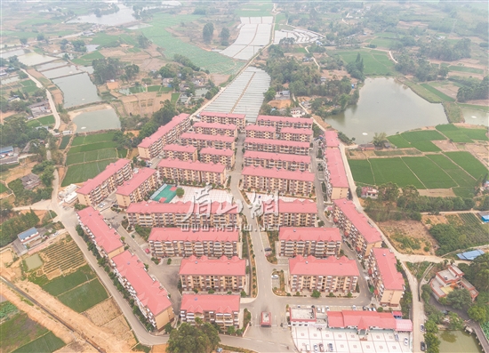 农村里的集中居住小区。.jpg