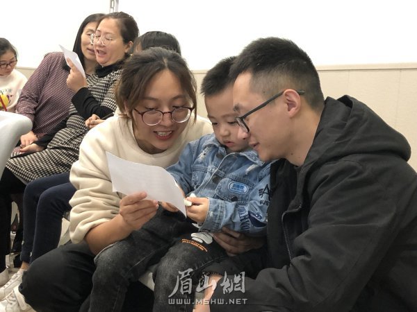 家长陪伴孩子阅读。