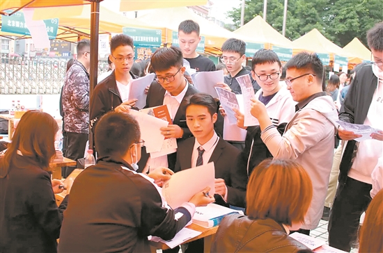 高校毕业生积极参加双选会。.jpg
