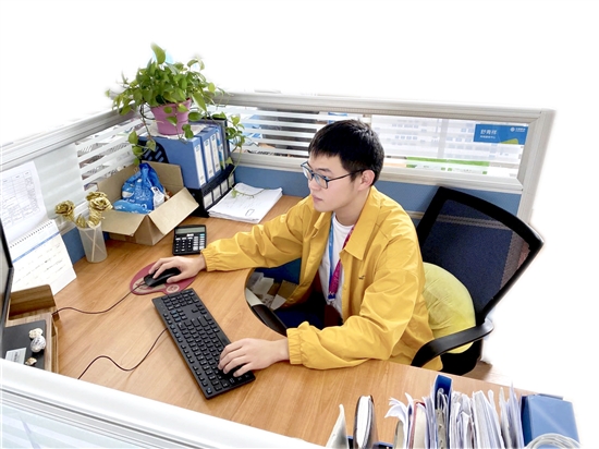 踏上职业生涯的周高。.jpg