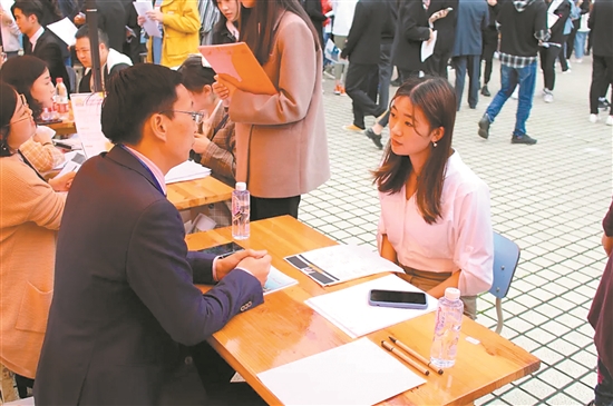 招聘会现场。.jpg