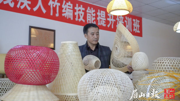 竹编成为群众致富“摇钱树” 。眉山在线记者 古良驹 摄