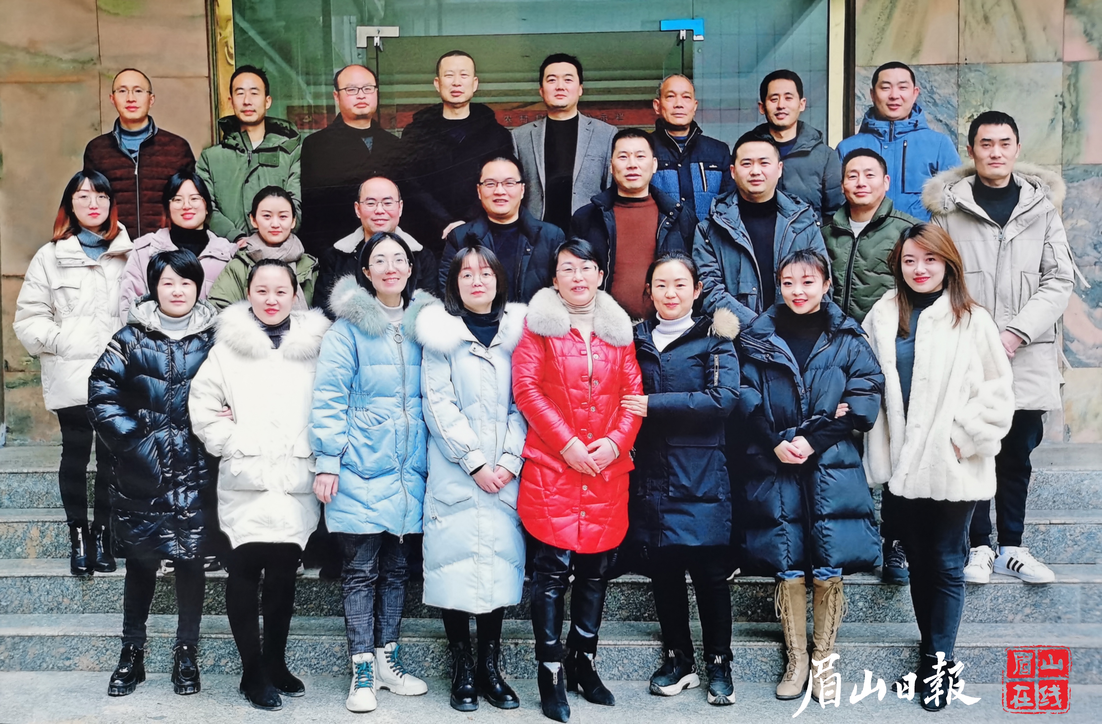 全国脱贫攻坚先进集体，仁寿县农业开发综合服务中心合照