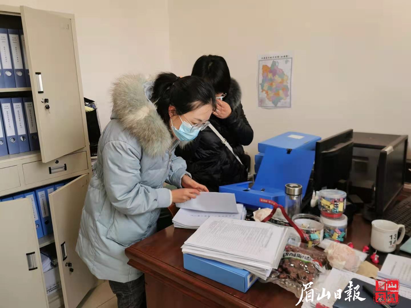 仁寿县农业开发综合服务中心工作人员在乡镇上检查资料。
