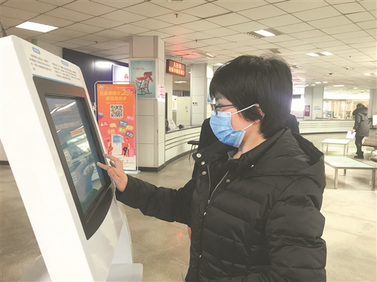 市民在市市民服务中心享受便捷的政务服务。