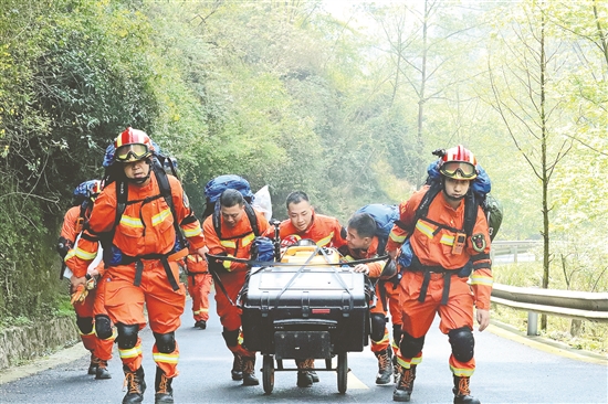 地震救援实战拉动演练。