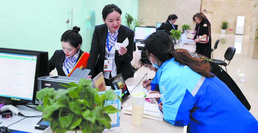 德阳市推出营业执照“异地互发”服务平台，实现“川渝通办”“立等可取”。图据《成都日报》