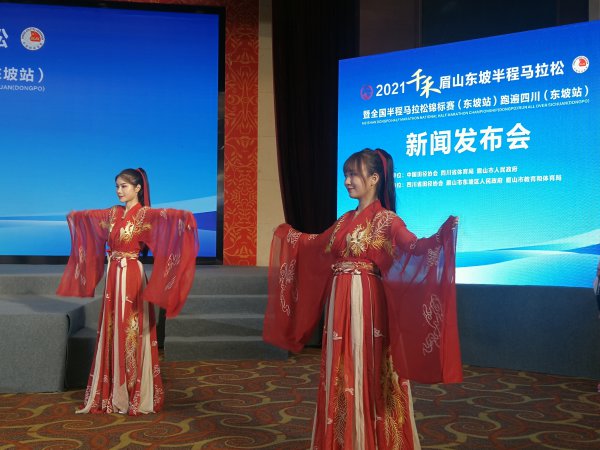 新闻发布会现场的古装礼仪，即比赛当日龙门架下的礼仪之一，完美融合传统文化之美和红色元素，进一步凸显了赛事主题。