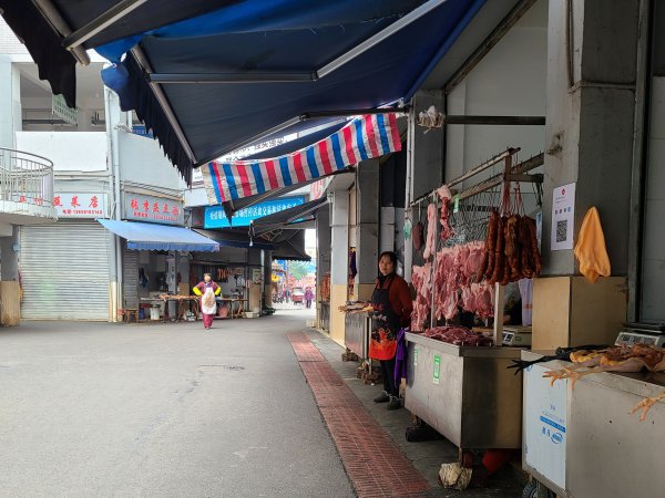  宝华寺市场内，商家有序经营，环境干净整洁。