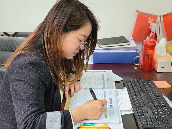 唐婧正在填写“街长巡查日志”。