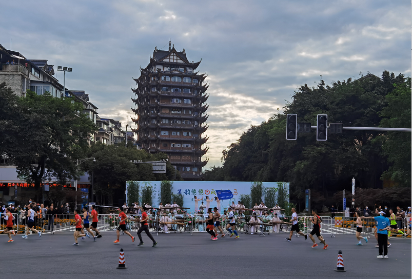 运动员经过远景楼。 向哲  摄