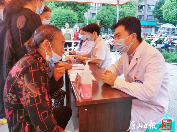 专家们耐心帮群众解惑答疑。