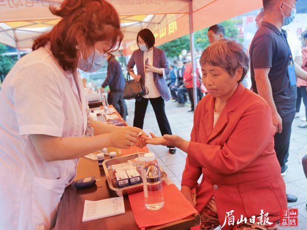 护理人员为群众测血糖。