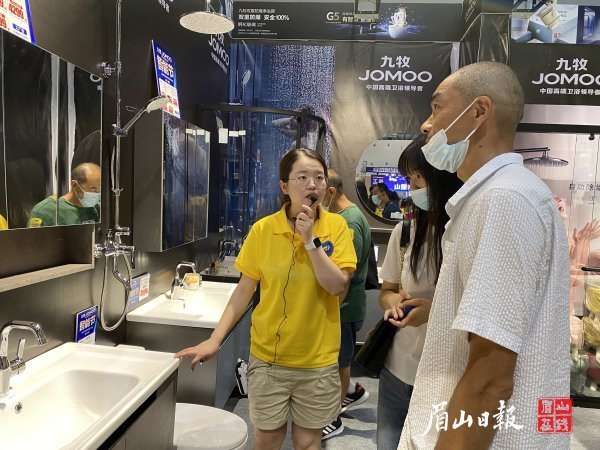 导购为市民讲解产品性能。
