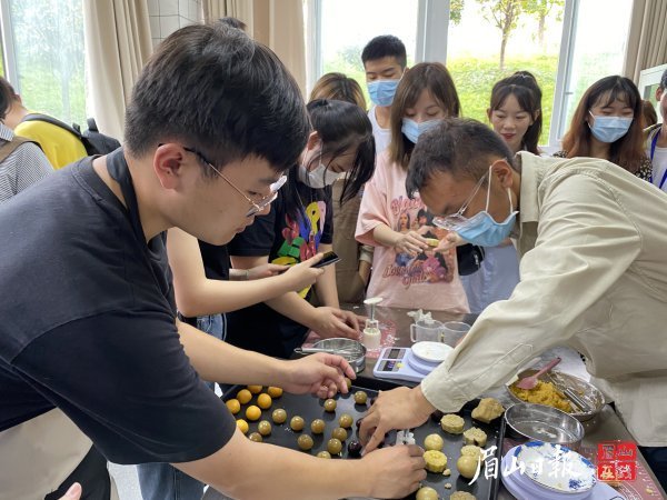 体验手工月饼制作。