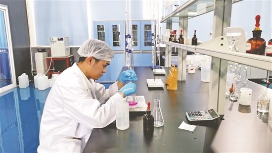 锂电池研发人员正在检测产品性能。