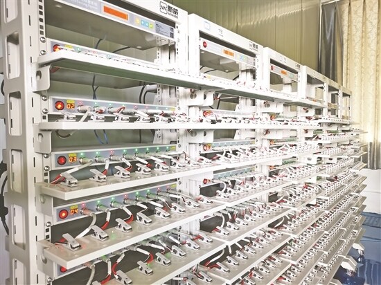 ▶使用锂合金材料制作的电池正在做性能测试。