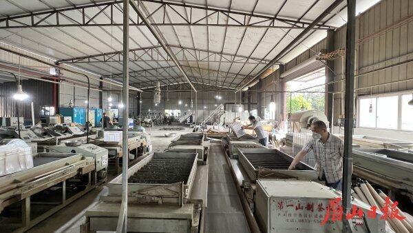 制茶车间。 制茶车间。