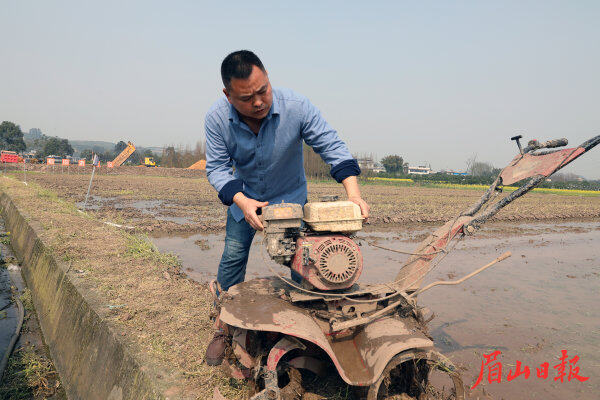 黎可学准备驾驭“铁牛”犁秧母田。 黎可学准备驾驭“铁牛”犁秧母田。