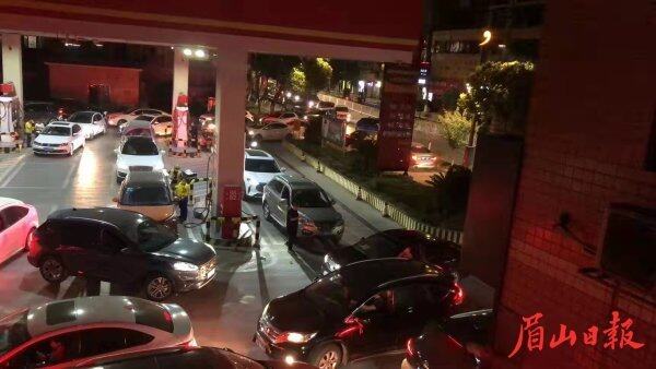  16日晚，加油的车辆排起长龙。