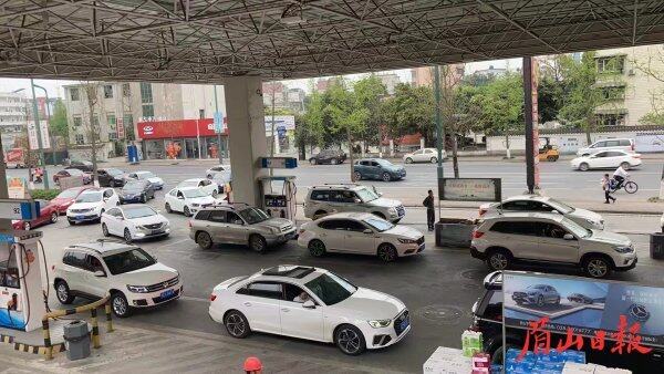 调价前，等待加油的车辆。