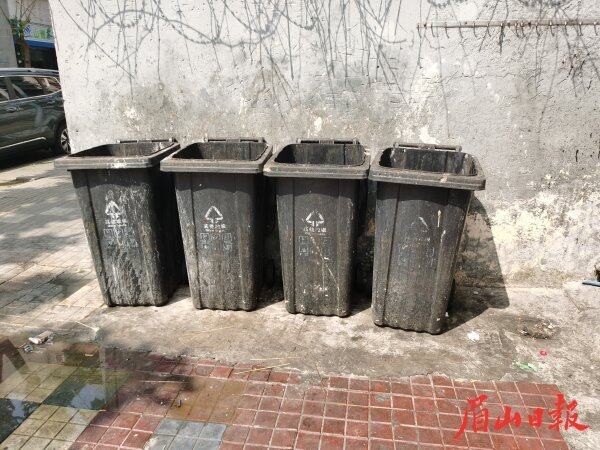  东坡区渝州路与民和北路交汇处的一烧烤店门口，垃圾桶周围垃圾满地，发出阵阵恶臭。