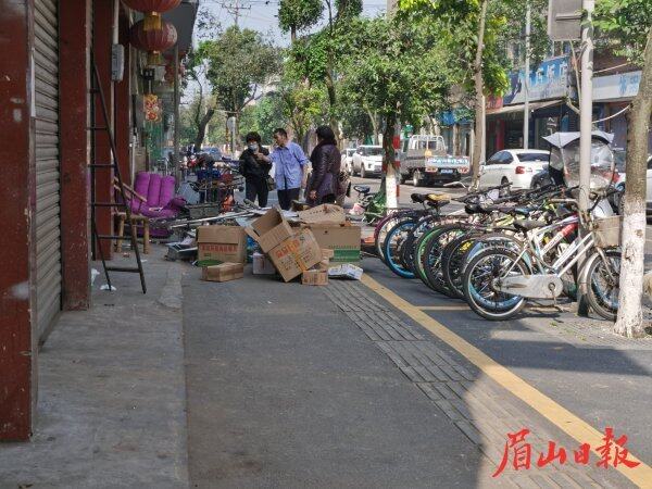  彭山区紫薇上街181号门前，商铺租户将杂物堆满人行道。
