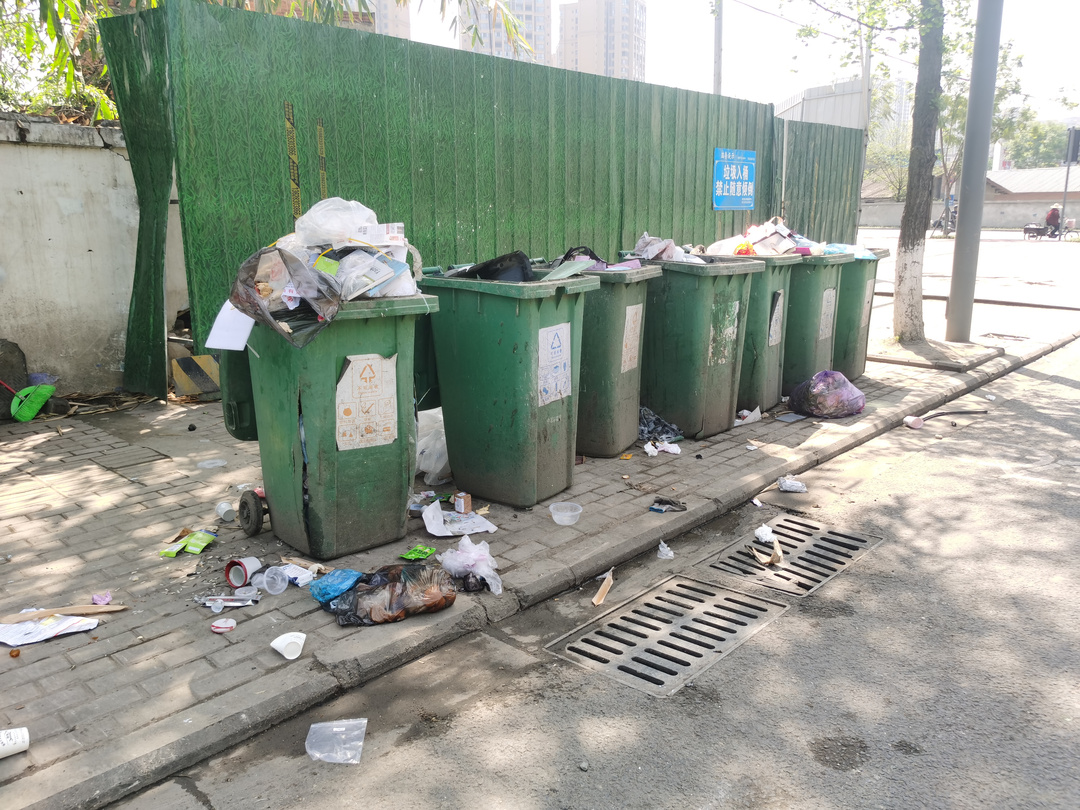 彭山区东风路15号附近，垃圾桶清运不及时，垃圾满溢。.jpg