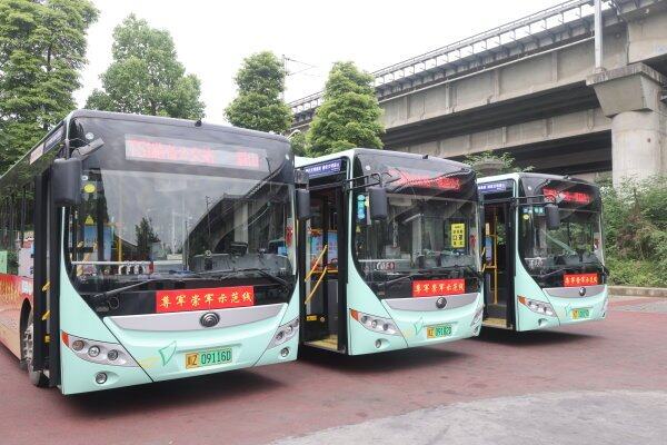 “尊军崇军示范线”主题公交外观 “尊军崇军示范线”主题公交外观