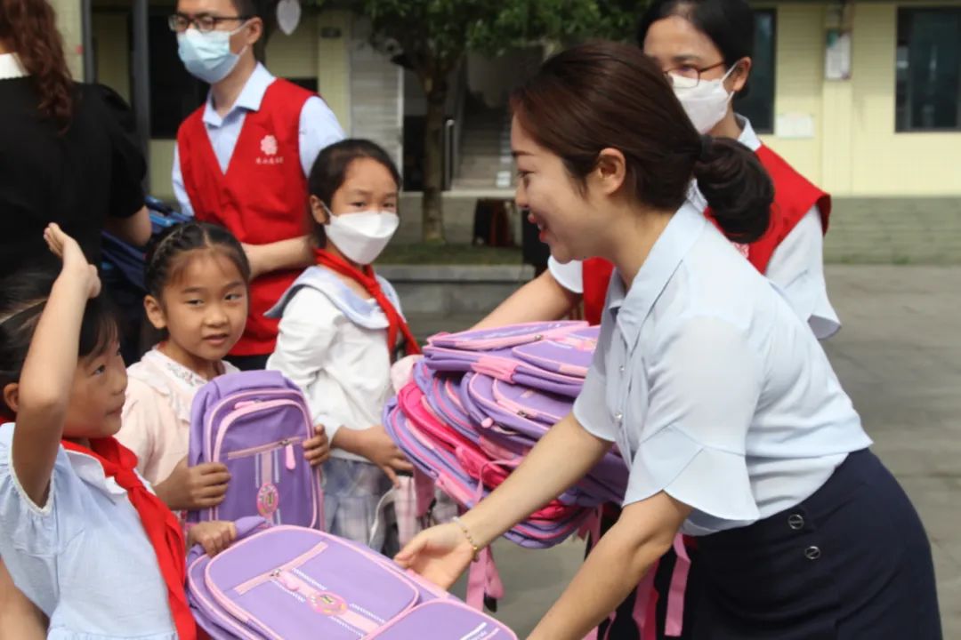 “读书点亮乡村生活”2022年经典诵读暨关爱留守儿童活动走进青神县河坝子小学。 (1).jpg