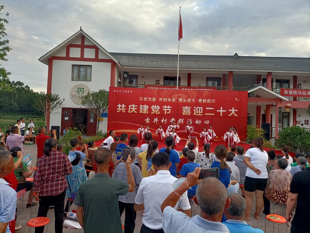 举办“一场活动” ，搭建便民利民平台。.jpg