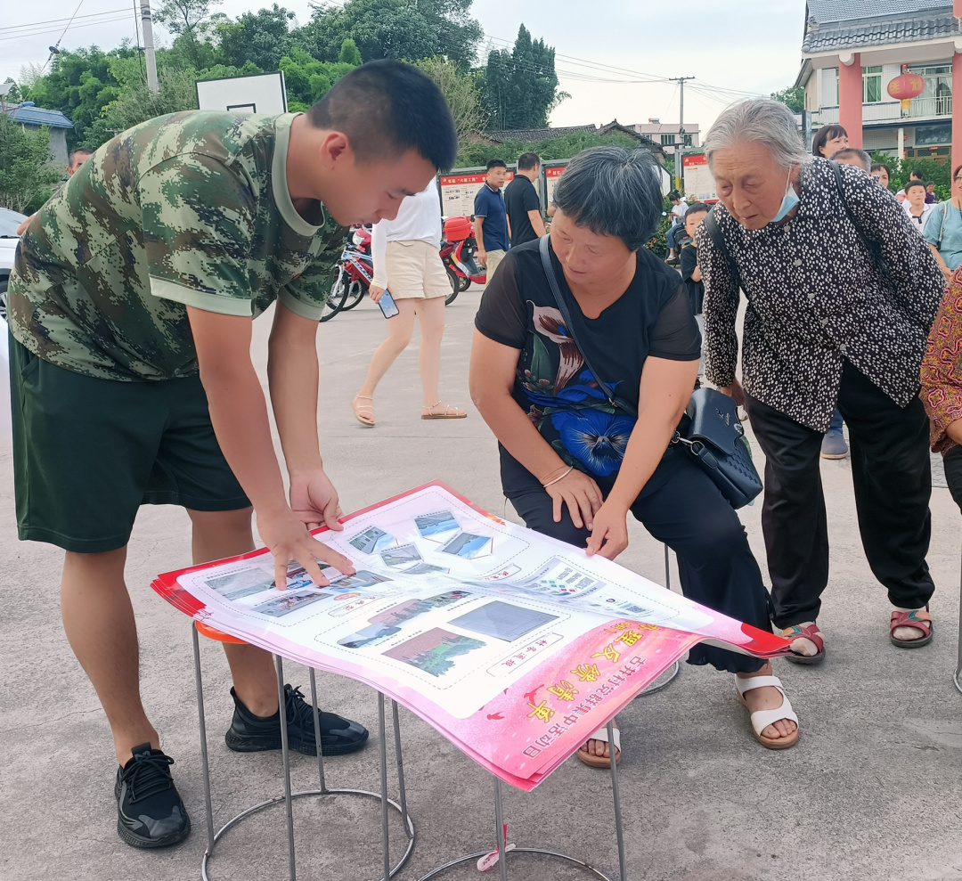 群众认真阅读《党群集中活动日惠民实事办理反馈清单》。.jpg