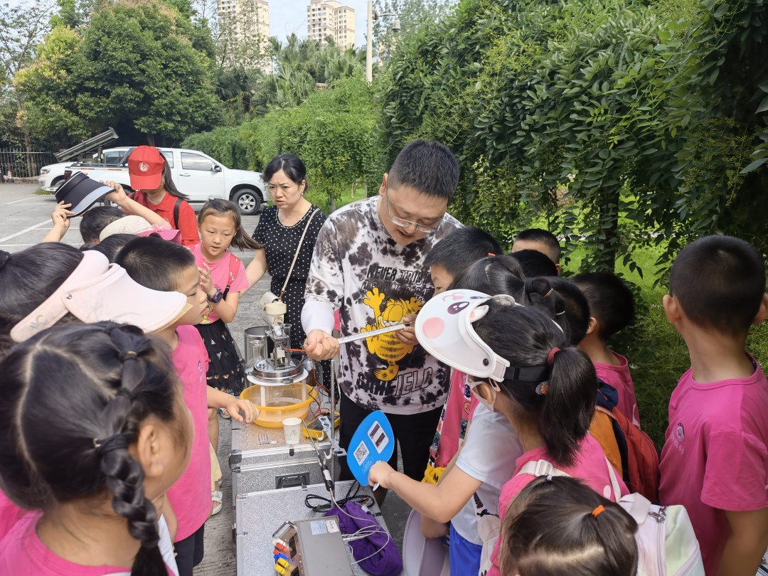 小朋友们参与气象实验。 (1).jpg