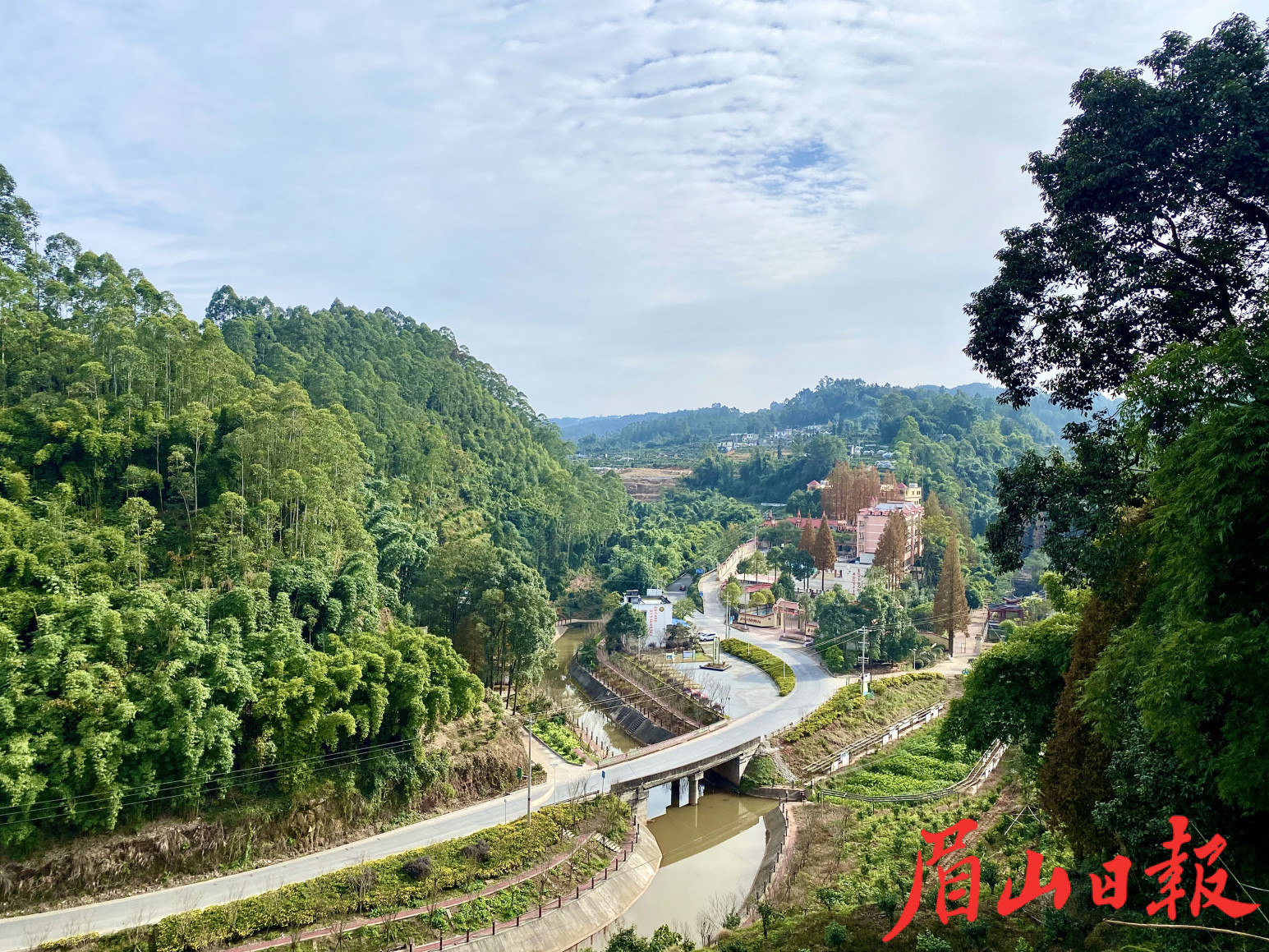 官厅坝村区位优越、生态良好、产业基础扎实,是省级乡村振兴重点帮扶村、全省合并村集体经济融合发展试点先进村。 官厅坝村区位优越、生态良好、产业基础扎实,是省级乡村振兴重点帮扶村、全省合并村集体经济融合发展试点先进村。