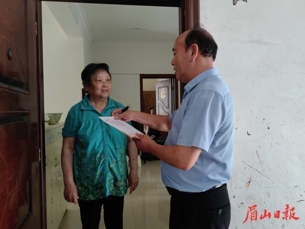 红色楼栋长挨家挨户了解沟通，增进邻里情。