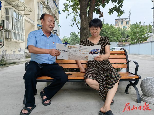  红色楼栋长向小区住户宣传相关政策法规。