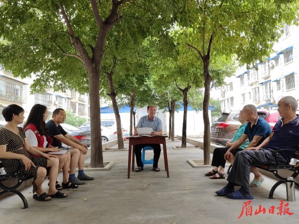  红色楼栋长召集居民座谈，共商小区发展计划。