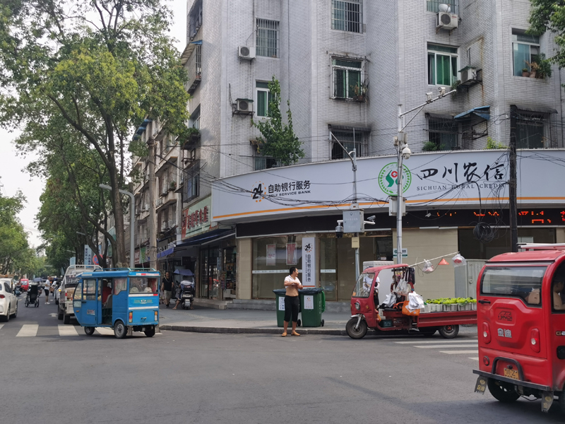 彭山区古城南路143号附近商贩占道经营，摊主袒露胸背。.jpg