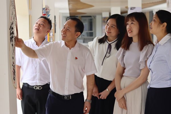  周晓华与老师们交流。