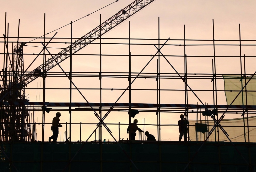 四川仁寿经济开发区标准厂房项目建设现场，工人们正在施工。潘建勇 郭侨 摄