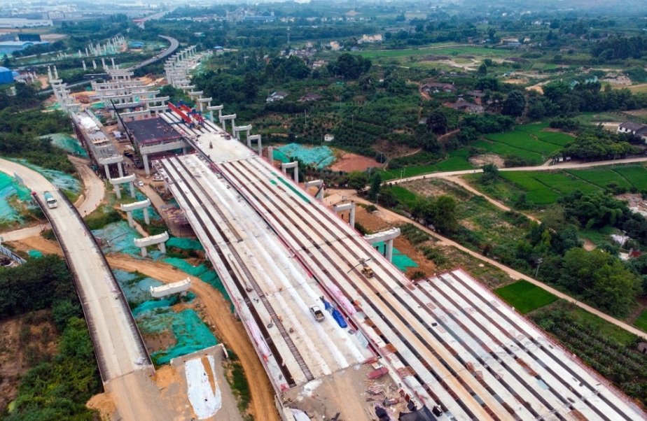 在成乐高速扩容二期项目眉山青龙枢纽互通建设现场，工人们正加紧施工。廖波 摄