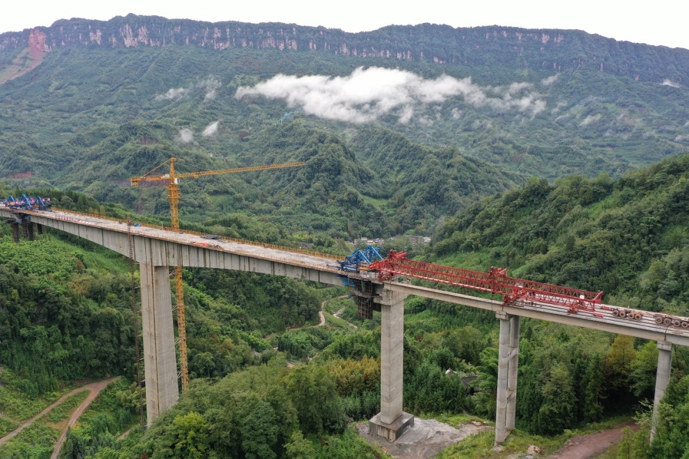 正在加紧建设中的眉山市洪雅县瓦屋山快速通道麻柳坪特大桥，该大桥是瓦屋山快速通道的三座特大桥之一。姚永亮 摄