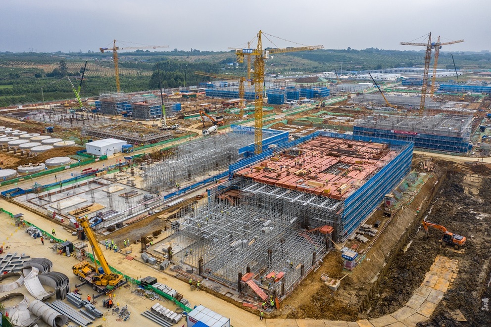 位于彭山经济开发区内的雅保年产5万吨氢氧化锂生产基地项目施工现场。翁光建 摄