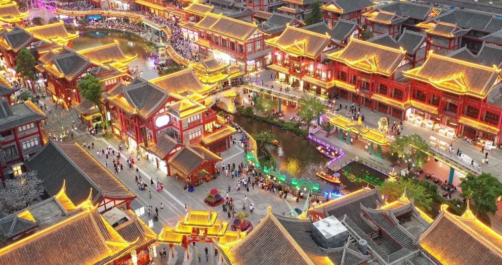 夜幕降临，眉山.水街如梦似幻，激发城市活力。姚永亮 摄