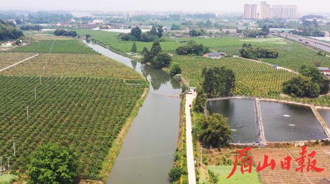 通济堰承担着52万亩农田的灌溉重任。 通济堰承担着52万亩农田的灌溉重任。