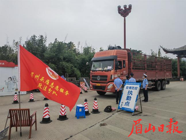李天运及同事开展入眉人员排查和进出车辆管控工作。