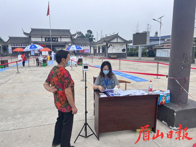 赵容侨在东坡区崇礼镇大定桥村开展疫情防控工作。