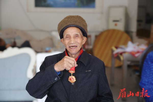 吕从安戴着“光荣在党50年”纪念奖章。 吕从安戴着“光荣在党50年”纪念奖章。