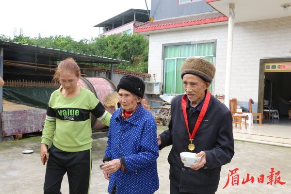 儿媳搀扶着老人。 儿媳搀扶着老人。