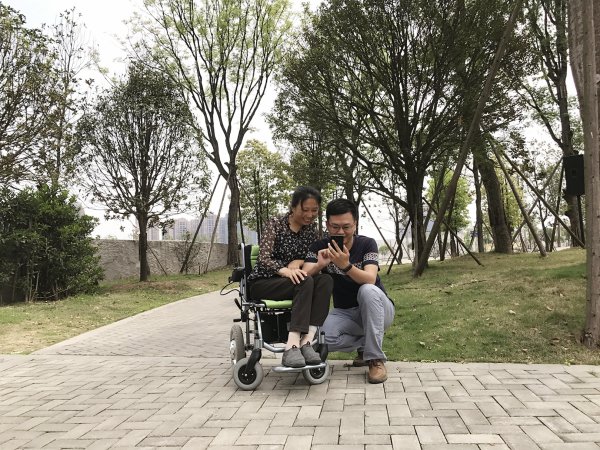徐孝睿与母亲合影。.jpg